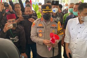 Berbagi Bunga Hingga Vaksinasi Mahasiswa, Polisi Kawal Aksi Damai BEM di Banyuwangi