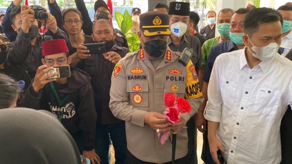 Berbagi Bunga Hingga Vaksinasi Mahasiswa, Polisi Kawal Aksi Damai BEM di Banyuwangi
