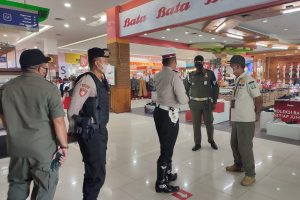 Jelang Hari Raya Idul Fitri, Tim Pamor Keris Polres Batu Himbau Prokes di Pertokoan