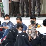 Nuansa Islami Pengamanan Aksi Mahasiswa, Petugas Polres Nganjuk Pakai Peci Tanpa Tongkat dan Tameng