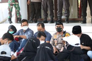 Nuansa Islami Pengamanan Aksi Mahasiswa, Petugas Polres Nganjuk Pakai Peci Tanpa Tongkat dan Tameng