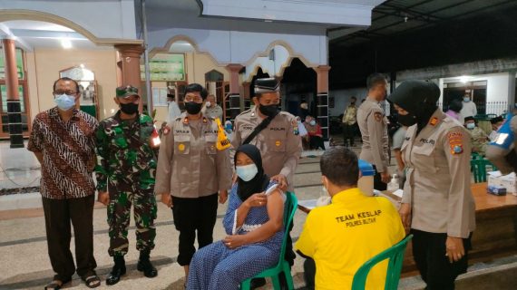 Inovatif, Polres Blitar Gelar Vaksinasi Booster Kepada Jamaah Sholat Terawih