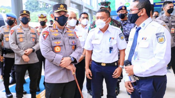 Tinjau Stasiun Pasar Senen, Kapolri Imbau Warga Mudik Sebelum Tanggal 28 April