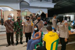 Bulan Ramadhan Tak Jadi Halangan Polres Blitar Layani Vaksinasi