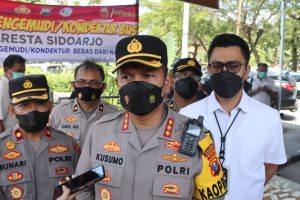 Wujudkan Mudik Aman Mudik Sehat,Polresta Sidoarjo Gelar Test Urine Sopir Bus di Terminal Purabaya