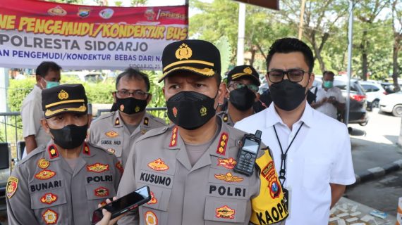 Wujudkan Mudik Aman Mudik Sehat,Polresta Sidoarjo Gelar Test Urine Sopir Bus di Terminal Purabaya