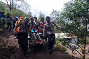 Polres Bondowoso dan Tim Evakuasi Temukan Pendaki Gunung Ijen yang Hilang Dalam Kondisi Selamat