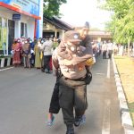 Layani Sepenuh Hati, Polisi Tuban Gendong Warga Disabilitas SaatPenyaluran Bantuan Tunai