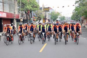Event Sepeda Tahunan Bromo KOM Challenge 2022 Start dari Mapolda Jatim   Event sepeda Bromo KOM Challenge 2022 dilaksanakan hari ini, sabtu (21/5/2022) dengan titik Start dari Mapolda Jawa Timur, yang dilepas oleh walikota Surabaya Ery Cahyadi tepat pukul 06.00 wib.  Kegiatan Event Sepeda Bromo KOM Challenge 2022 ini diikuti oleh 1000 cyclist dari 135 Kota di seluruh Indonesia dengan jarak tempuh 95 Km yang melintasi Kota Surabaya, Kota Sidoarjo, Kota Pasuruan dan Kabupaten Pasuruan.  Peserta datang dari berbagai kalangan penggemar olah raga sepeda, turut menjadi peserta adalah Kapolda Jawa Timur Irjen Pol Nico Afinta dan Wakapolda Jawa timur Brigjen Slamet Hadi Supraptoyo serta beberapa pejabat utama polda jawa timur.  Setelah Start di Mapolda Jatim, Jalan Ahmad Yani Surabaya tepat pukul 06.00 WIB, menuju Sidoarjo, setelah melalui Jembatan Porong yang berbatasan dengan Kabupaten Pasuruan, peserta belok kiri ke arah Gempol. Kemudian, melalui Beji, Bangil, dan Kraton. Selanjutnya, belok kanan ke Jalan Pahlawan di Kota Pasuruan. Peserta akan beristirahat di pit stop yang bersejarah, Gedung Harmonie sebelum pukul 08.00 WIB.  Setelah beristirahat sejenak, para peserta bergerak kembali sekitar pukul 08.30 WIB. Rombongan peserta diperkirakan melalui titik start KOM sekitar pukul 09.15 WIB.  Kapolda Jatim Irjen Pol Nico Afinta menyampaikan, pengamanan event ini sudah dirapatkan dan dikordinasikan secara matang antara panitia penyelenggara dengan pihak polda jatim. Personel pengamanan Event Sepeda Bromo KOM Challenge 2022 ini terdiri dari personel gabungan Polresta/polres yang dilintasi, serta dibantu dari personil TNI, Satpol PP, Dishub dan stake holder terkait dengan fokus pengamanan jalur maupun orang dan barang untuk menjaga stabilitas keamanan dan kamseltibcar lantas.  “Saya mengucapkan terimakasih kepada seluruh peserta, seluruh panitia atas partisipasinya yang luar biasa dalam membangun dan mewujudkan olahraga sepeda di Jawa Timur,” ucapnya Irjen Pol Nico Afinta saat melepas keberangkatan peserta.  Salah satu dampak langsung digelarnya ajang ini adalah dapat meningkatkan ekonomi masyarakat Surabaya dan Pasuruan baik dari segi okupansi hunian hotel, restoran, UMKM, dan lainnya.  Ajang kejuaraan sepeda jalur menanjak di Indonesia Bromo KOM Challenge 2022 digelar pada Sabtu (21/5/2022). Setelah absen dua tahun akibat pandemi event ini dirindukan para cyclist.  Peserta yang ikut sebanyak 1.000 orang dari 135 kota di 30 provinsi Indonesia, dengan jarak tempuh 95 Km yang melintasi Kota Surabaya, Kota Sidoarjo, Kota Pasuruan dan Kabupaten Pasuruan.  Event yang kerap dijuluki ‘naik hajinya pesepeda’ ini sudah berlangsung sejak 2014. Founder mainsepeda.com sekaligus pencetus Bromo KOM mas Azrul Ananda mengatakan ajang bersepeda di jalur tanjakan ini mewakili 342 komunitas di tanah air. Namun, kali ini belum membuka pendaftaran untuk peserta dari luar negeri.