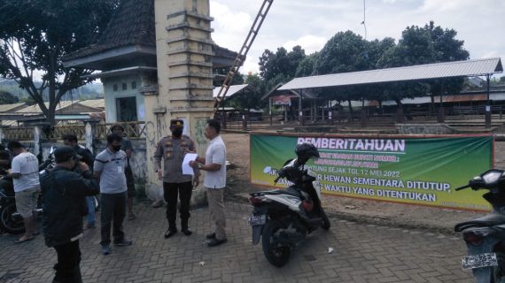 Sesuai SE Bupati, Polres Batu Tutup Pasar Hewan Pujon Antisipasi Merebaknya PMK