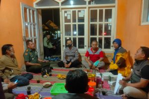 Polsek Junrejo bersama Dinas Pertanian dan Ketahanan Pangan Kota Batu Bagikan Obat Pro B Plek Bolus