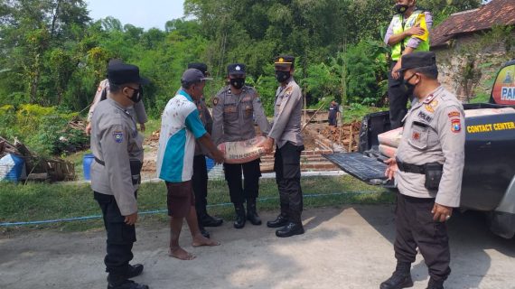 Tanggap Bencana, Polisi di Ponorogo Berikan Bantuan Korban Tanah Longsor