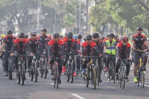 Polda Jatim Gelar Sepeda Gembira Peringati HUT Bhayangkara ke 76