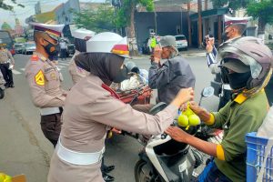 Satlantas Polres Batu Gelar Operasi Patuh Semeru 2022 Dorprize Helm, Buah Apel dan Masker