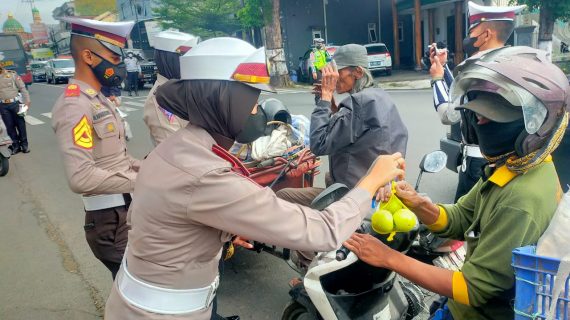 Satlantas Polres Batu Gelar Operasi Patuh Semeru 2022 Dorprize Helm, Buah Apel dan Masker