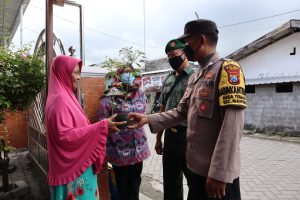 Harga Cabai Meroket, Polisi di Gresik Berikan Bantuan Bibit Cabai untuk Warga