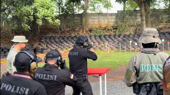 Ikuti Lomba Menembak Kapolri Cup Pati Polri-TNI dan Media 2022, Kapolda Jatim Raih Juara 1 Speed Shoot PCC MPX Beregu