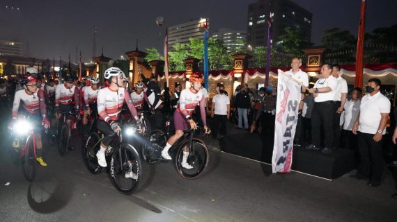 Kapolri Lepas Pesepeda yang Pecahkan Rekor MURI, Gowes Sejauh 508 Km