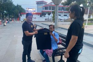 Ajak Masyarakat Perangi Narkotika,Satresnarkoba Polres Pasuruan Kota Berbagi Kaos HANI untuk Warga