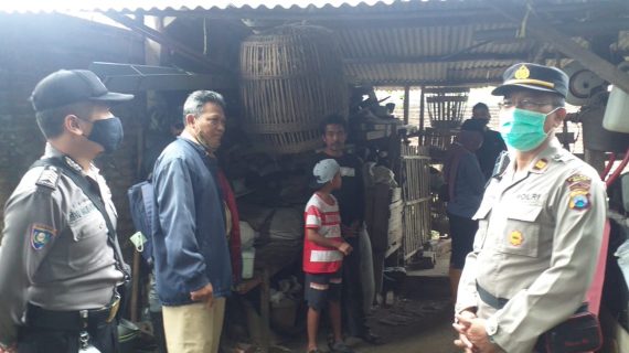Jajaran Polsek Junrejo Lakukan Pendampingan Vaksinasi PMK Hewan Ternak