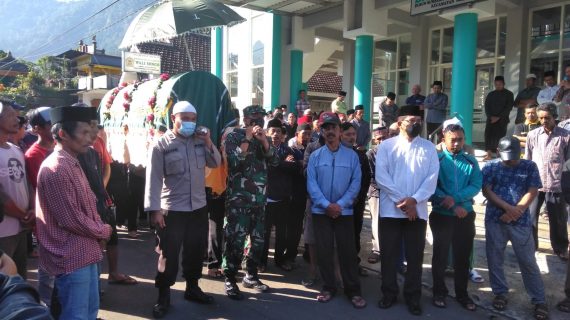 Kepedulian Bhabinkamtibmas Laksanakan Pemakaman Jenazah Almarhum Kepala Desa Sumberagung