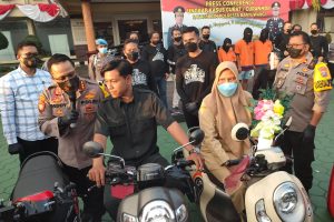 Berhasil Menangkap Sindikat Curanmor, Polresta Banyuwangi Serahkan Sitaan Puluhan Motor kepada Pemiliknya