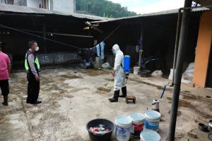 Polsek Pujon Laksanakan Giat Patroli Dialogis dan Penyemprotan Disinfektan