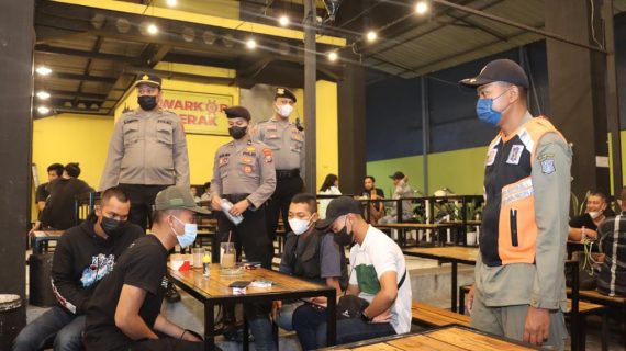 Kendalikan Kamtibmas dan Cegah Penyebaran Covid -19 Polres Tanjung Perak  Patroli Pamor Keris
