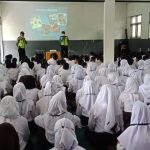Polsek Pujon Polres Batu Lakukan Sosialisasi Dampak Penyalahgunaan dan Peredaran Narkoba Kepada Siswa SMP Negeri 1 Pujon