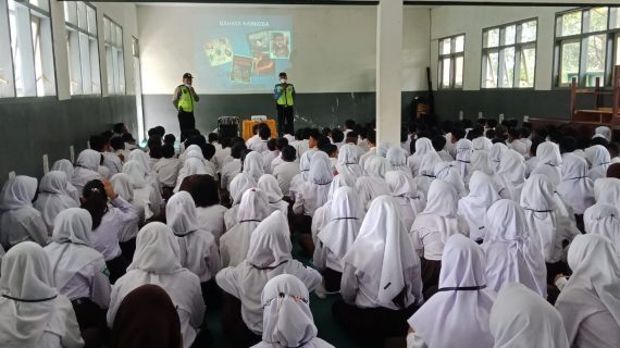 Polsek Pujon Polres Batu Lakukan Sosialisasi Dampak Penyalahgunaan dan Peredaran Narkoba Kepada Siswa SMP Negeri 1 Pujon