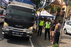 Polsek Batu Lakukan Penyekatan Kendaraan Bermuatan Hewan di Pos Kelurahan Songgokerto
