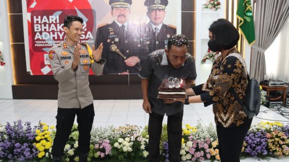 Peringati Hari Bhakti Adhyaksa ke-62, Kapolres Batu Beri Kejutan Keluarga Besar Kejari Batu