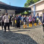 Tim Vaksinator PMK Lanjutkan Vaksinasi Ternak di Wilayah Hukum Polres Batu