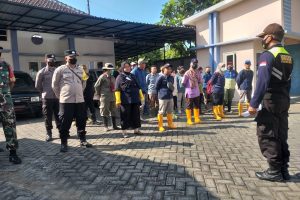 Tim Vaksinator PMK Lanjutkan Vaksinasi Ternak di Wilayah Hukum Polres Batu