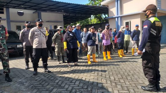 Tim Vaksinator PMK Lanjutkan Vaksinasi Ternak di Wilayah Hukum Polres Batu