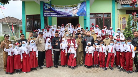 Kapolres Batu Dampingi Bupati Malang Tinjau Sekolah
