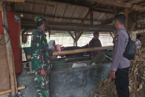 Basmi PMK, Polsek Junrejo dan Tim Vaksinator Datangi Desa Junrejo
