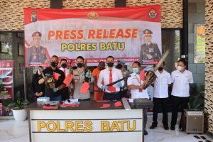 Tabrak Petugas Perhutani, Dua Pemuda Terduga Pelaku Pembalakan Liar Diamankan di Polres Batu