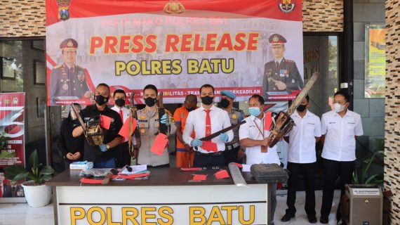 Tabrak Petugas Perhutani, Dua Pemuda Terduga Pelaku Pembalakan Liar Diamankan di Polres Batu