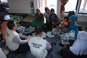 Tim Psikologi Polres Jember Berikan “Trauma Healing” Korban Pembakaran Rumah di Desa Mulyorejo