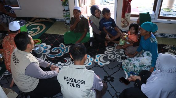 Tim Psikologi Polres Jember Berikan “Trauma Healing” Korban Pembakaran Rumah di Desa Mulyorejo