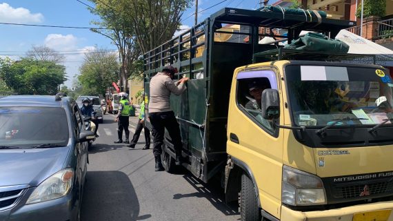 Terus Waspada Wabah PMK, Petugas Polsek Bumiaji Lakukan Pemeriksaan SKKH Pada Kendaraan Pengangkut Hewan Ternak