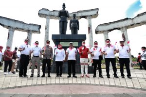 Kapolda Jatim Hadiri Gerakan Pembagian 10 Juta Bendera Merah Putih oleh Mendagri