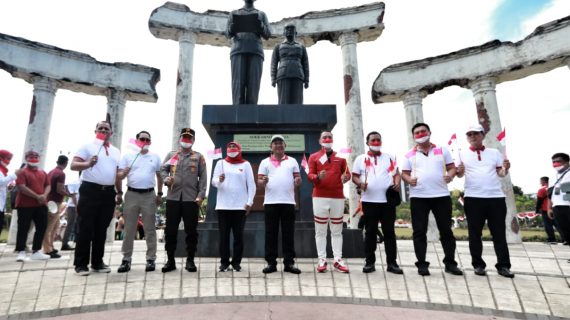 Kapolda Jatim Hadiri Gerakan Pembagian 10 Juta Bendera Merah Putih oleh Mendagri
