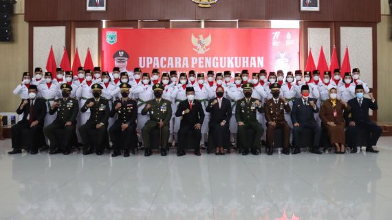 Walikota Batu Kukuhkan Anggota Paskibra Kota Batu