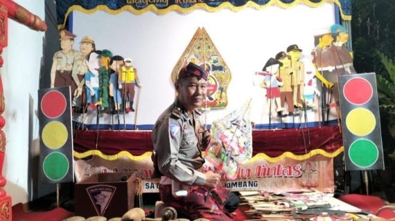 Kapolda Jatim Apresiasi Kreatifitas Anggota Polres Jombang Berikan Himbauan Kamtibmas Melalui Wayang Kulit