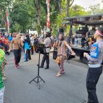 Siarkan Kirab Merah Putih Dengan Videotron, Polda Jatim Hibur Masyarakat di CFD Taman Bungkul Surabaya