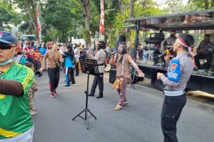 Siarkan Kirab Merah Putih Dengan Videotron, Polda Jatim Hibur Masyarakat di CFD Taman Bungkul Surabaya