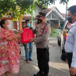 Polisi di Banyuwangi Berbagi Sembako untuk Warga Pasca Penyesuaian Harga BBM