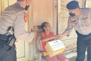 Samapta Berkah Polres Ponorogo, Bagikan Puluhan Paket Sembako Kepada Lansia